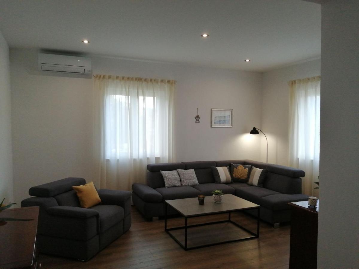 Apartments Jelka Postira Εξωτερικό φωτογραφία